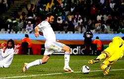 Colombia vs Greece: Battle of the defenders