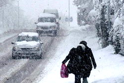 Snowfalls force U.S. residents indoors