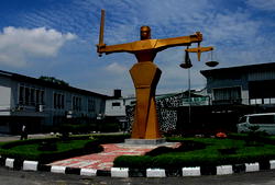 Citizen  sues  judge for  debriefing his lawyer