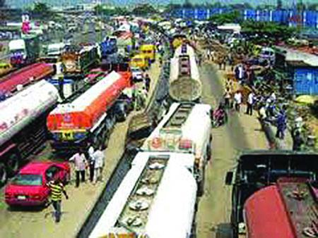 Truck drivers dare Navy,  LASG: Lock down Oshodi/Apapa Expressway