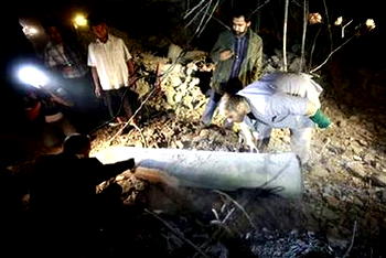 Bomb kills five in graveyard
