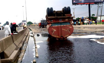 Residents ignore explosion threat, scoop petrol from fallen tanker in Ibadan