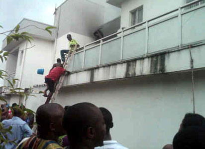 Building on fire at Okota, by citizen Daniel