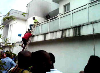 Building on fire at Okota, by citizen Daniel