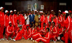 Oshiomhole congratulates contingent, gives N5m
