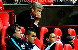 Arsenal supporters warn against offering  Wenger new deal