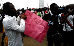 Protesting LASU students barricade Lagos-Badagry expressway
