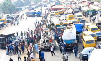 Failed Sapele-Benin Road: Tanker drivers hand FG one week ultimatum to move in workers