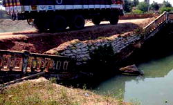 Ikoli River bridge on the verge of collapse
