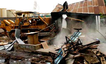 Hurricane Fashola visits Apapa, demolishes illegal structures
