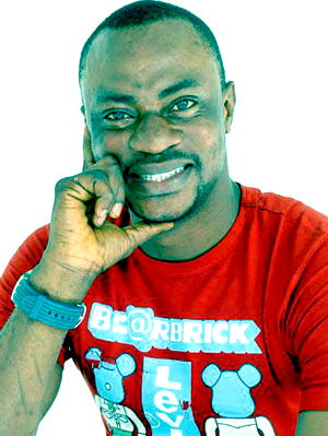 Odunlade Adekola shuns fan’s kiss at Ikorodu Glo Slide n’ Bounce concert