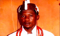 Utese community presents Enogie to Oba Erediauwa for blessing