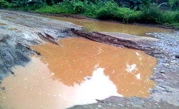 East-West Road: Stranded commuters rain abuses on FG, contractor