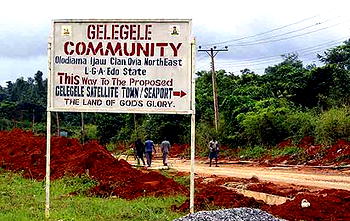 Ijaw youth, half-naked women, chase away police officers, workers from Gelegele