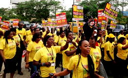 Soyinka leads protest to Fashola over N4bn First Lady House
