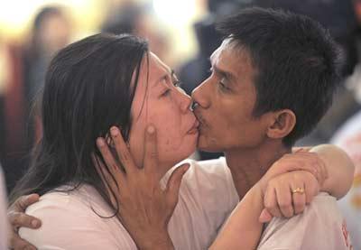 Thai couple win World’s Longest Continuous Kiss