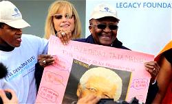 Tutu pays tribute to Mandela after hospital visit