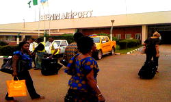 <strong>ASUU: Students block Benin Airport gate as ASUP threatens nationwide strike &nbsp;</strong>