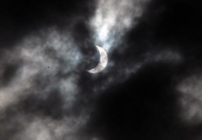 500 students observe solar eclipse in Abuja - Vanguard News