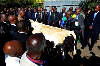 Final rites at ongoing Mandela’s burial