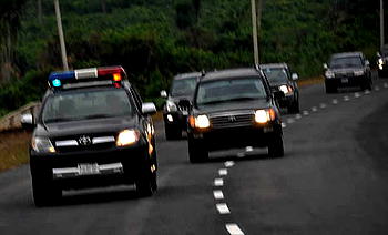 Hoodlums attack APC governorship candidate’s convoy