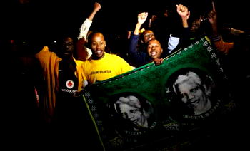 South Africans say goodbye to Anti-apartheid hero, Nelson Mandela with song, dance