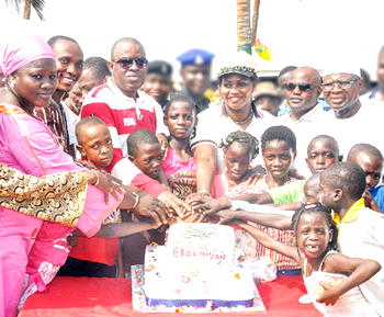 Ashafa fetes about 2,000 kids at Eleko beach  Yuletide fiesta