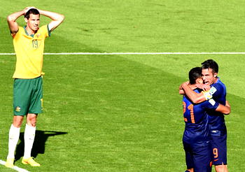 Brazil 2014: Dutch on verge of last 16 after downing Aussies