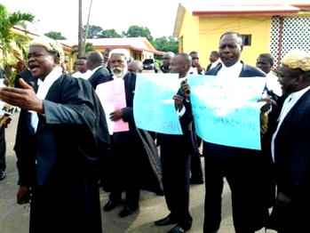 Lawyer urges govt to end judiciary workers’ strike
