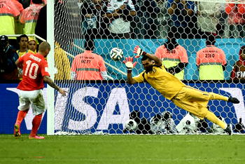 Romero the hero as Argentina sink Dutch