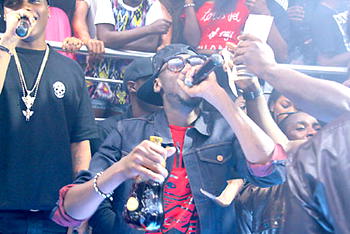 2Face, Wizkid dish out bottles of Hennessy at Hennessy Artistry club tour