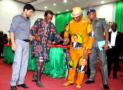 Gov Obiano presents artificial limbs to challenged persons