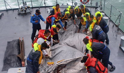 First AirAsia bodies arrive as bad weather hampers recovery