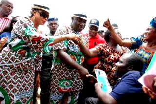 Cheers as Ugwuanyi takes campaigns to streets, markets