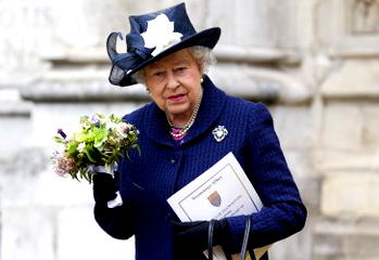 Queen Elizabeth marks WWII anniversary at London service