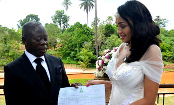 Edo dismisses Iara Oshiomhole divorce story in social media