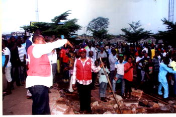 Crowd throngs hospitals to identify victims