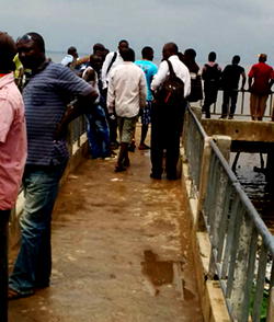 Confusion as robbers storm Ikorodu jetty, kill one