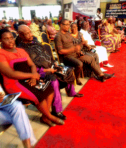 Fans besiege Alex Usifo, Tony Umez  in Warri