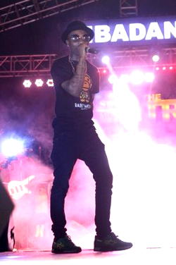 Video: Wizkid showers music fans with cash