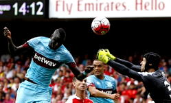 Petr Cech blunder shatters Arsenal’s title optimism