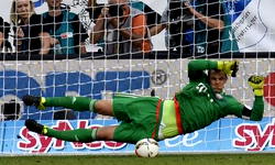 Ten-man Bayern sneak late win after