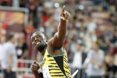 Usain Bolt wins, sets another record