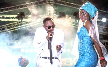 #StarMusicTrek: Sean Tizzle weds on stage