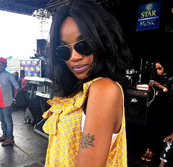 Seyi Shay, Phyno serenade in Mary video