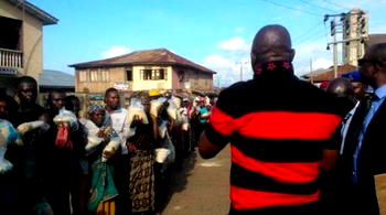 PHOTOS: Fayose distributes customized rice in Ekiti