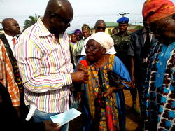 Photo: Fayose compensates landlords over house demolition