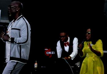 AY settles rift between Gordons and Helen Paul on stage