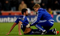 Costa checks 10-man Arsenal’s title charge