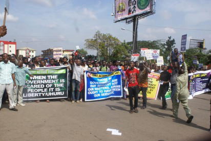 Breaking: Ogoni youths barricade NNPC gate in Port Harcourt - Vanguard News